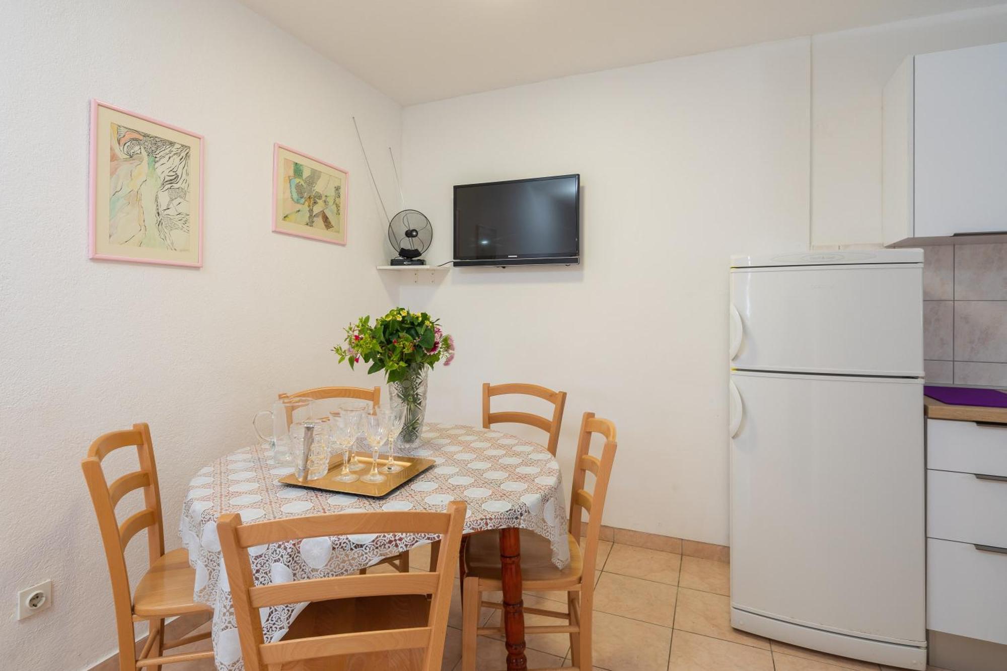 Apartments Roza Омиш Экстерьер фото